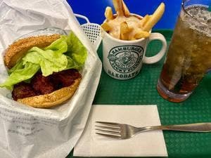 ラッキーピエロ 本通店