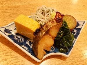 なな治