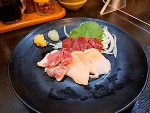 馬刺しもつ鍋の つね