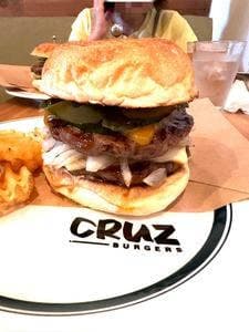 CRUZ BURGERS & CRAFT BEERS