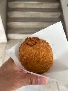お肉屋さんの三ツ輪
