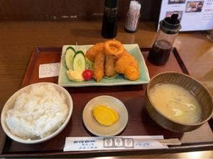 よってけまるとみ