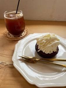 WHITE. cafe
