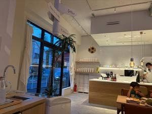 cafe & bar f