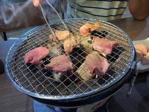 炭と肉。