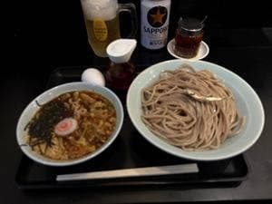 なぜ蕎麦にラー油を入れるのか。池袋西口店