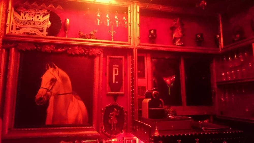 bar piano