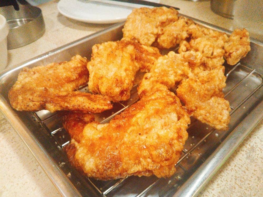 骨付鳥、からあげ、ハイボール がブリチキン。歌舞伎町店