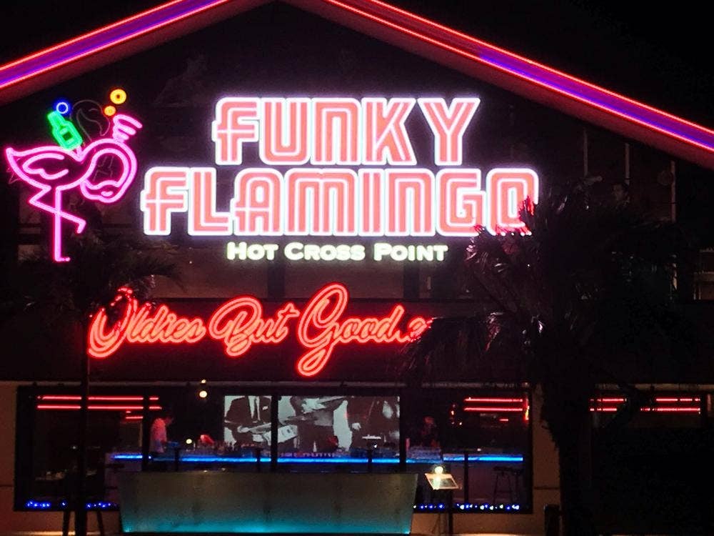 オールディーズライブ&ダイニングバー Funky Flamingo