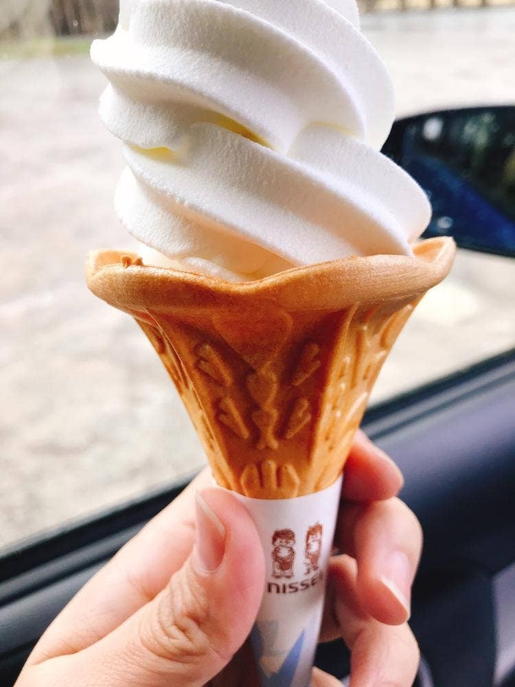 小岩井農場ソフトクリーム牛舎前