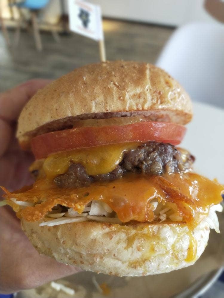 ヤチクロバーガー