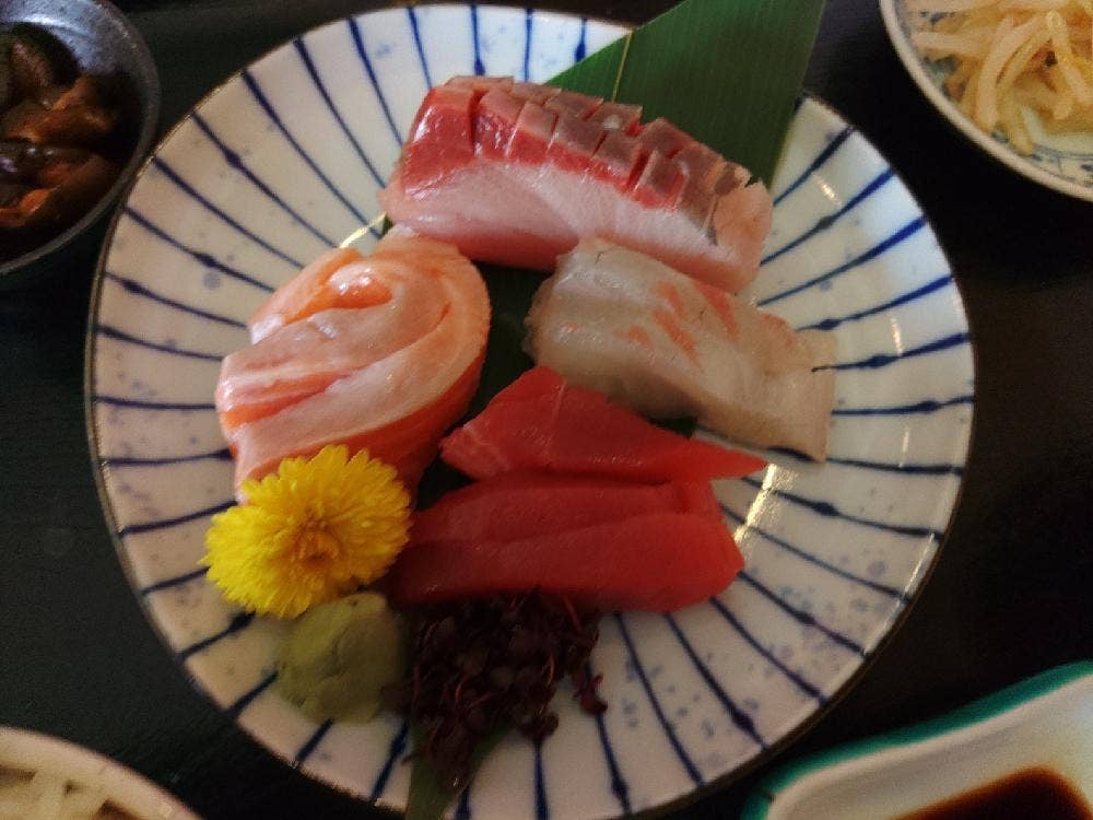炉端食堂すすむ