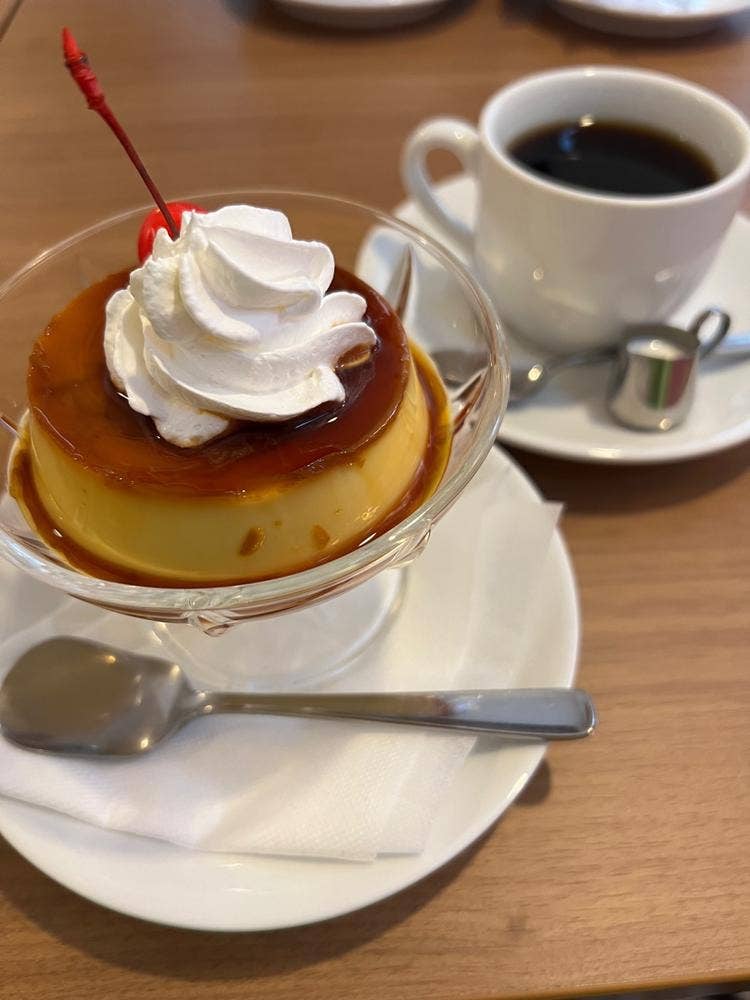 コーヒーと軽食のある喫茶店