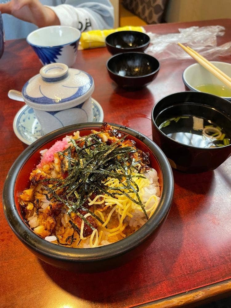 うな平