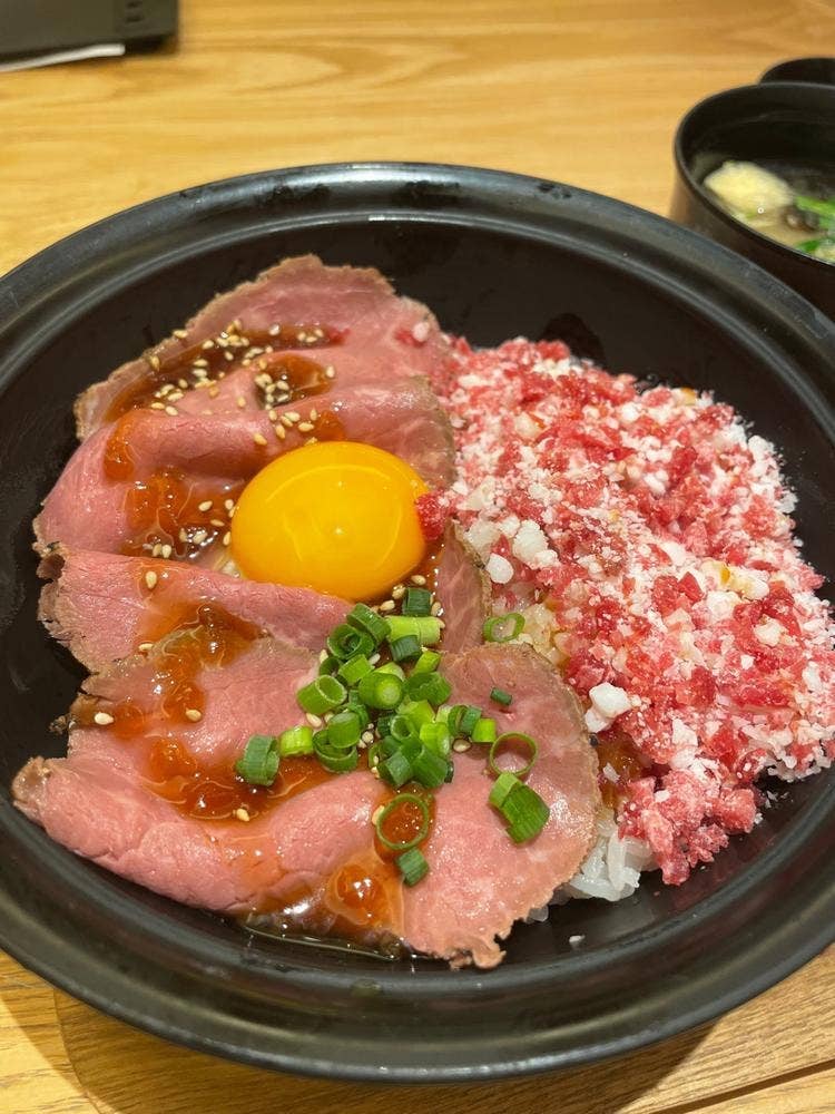 ハンバーグとローストビーフ丼 YOSHIMI