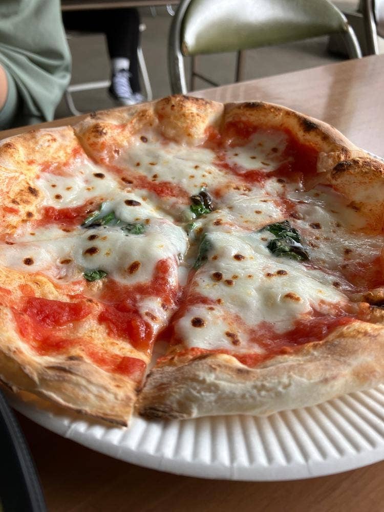 赤い窯のピザ屋さん La Luna Verde