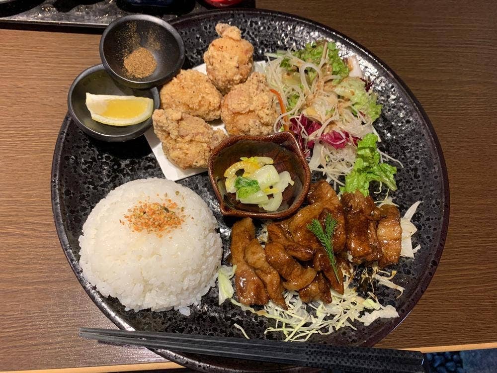 みえやに