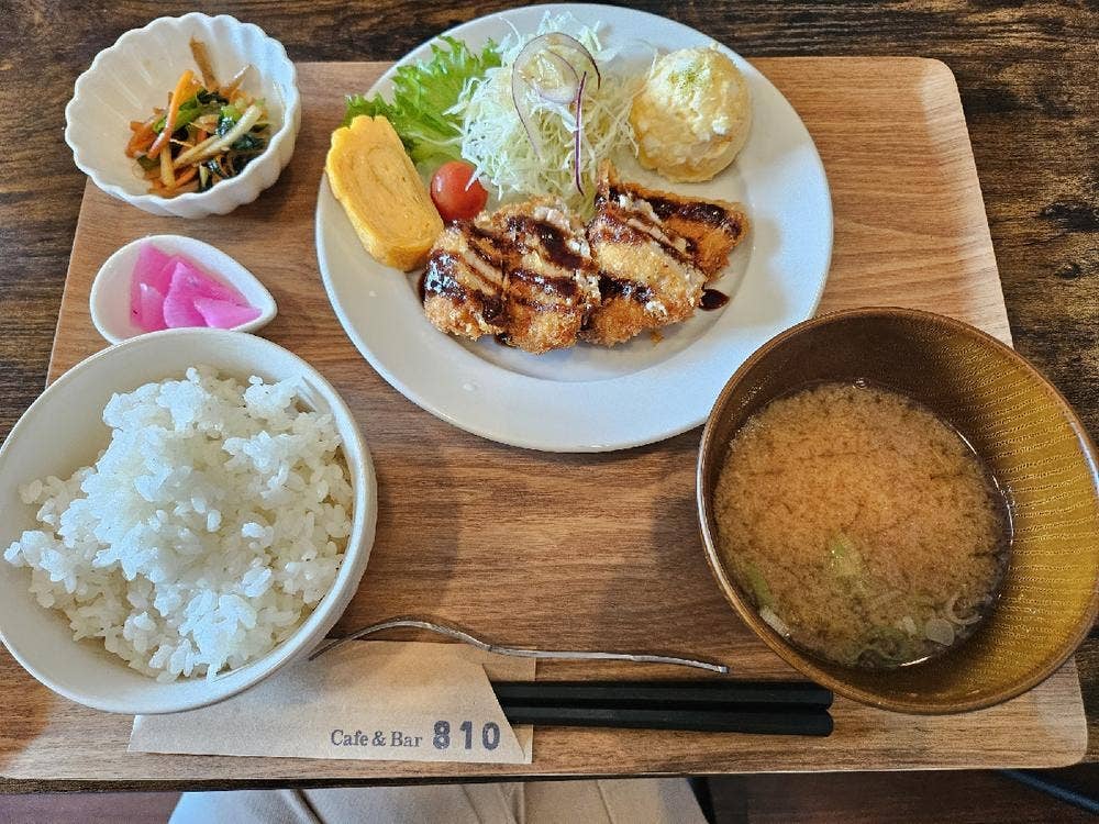 Cafe & Bar 810