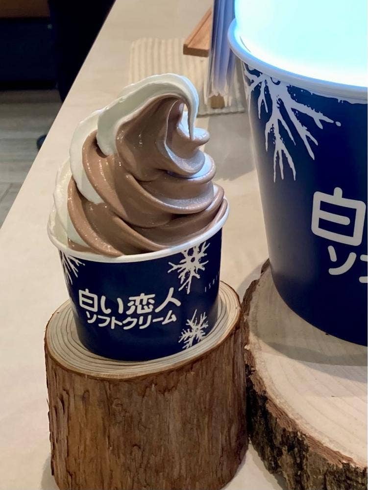白い恋人ソフトクリーム JAL PLAZA 出発ロビー売店