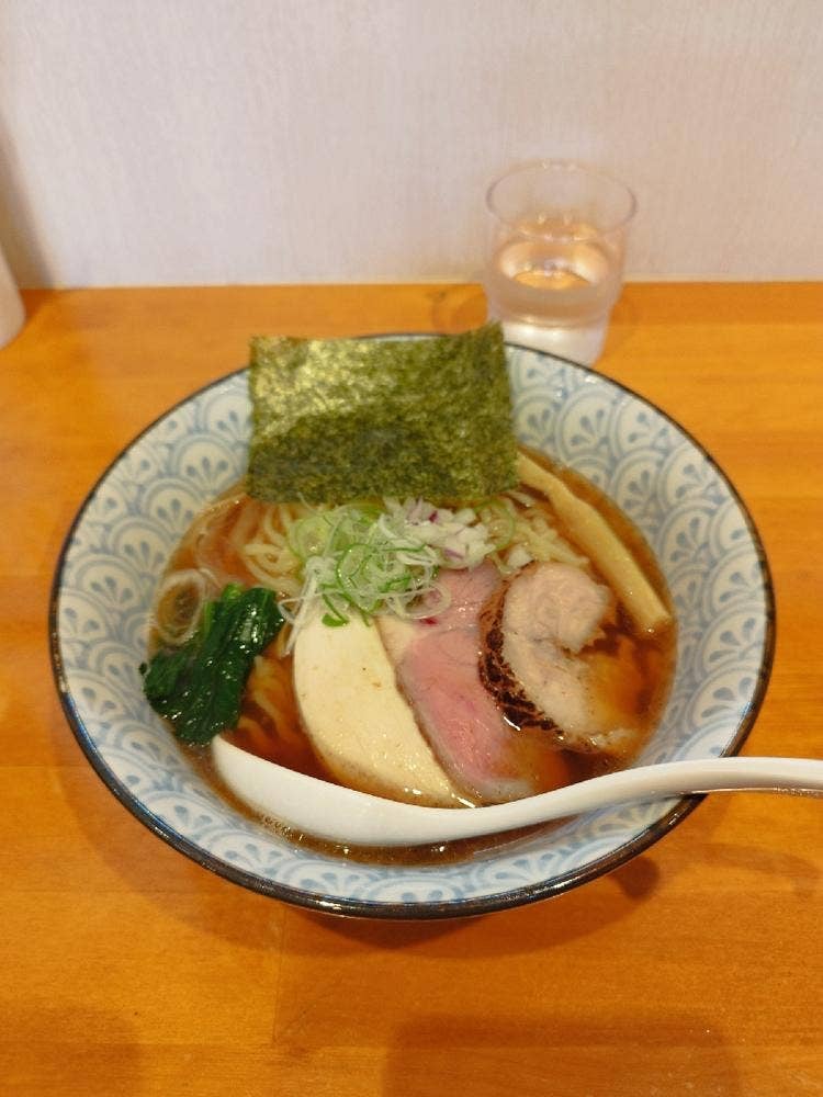 とも笑