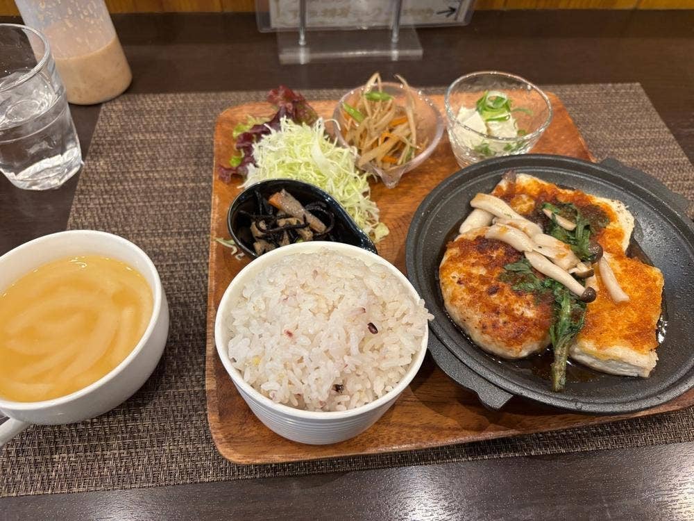 あだちや