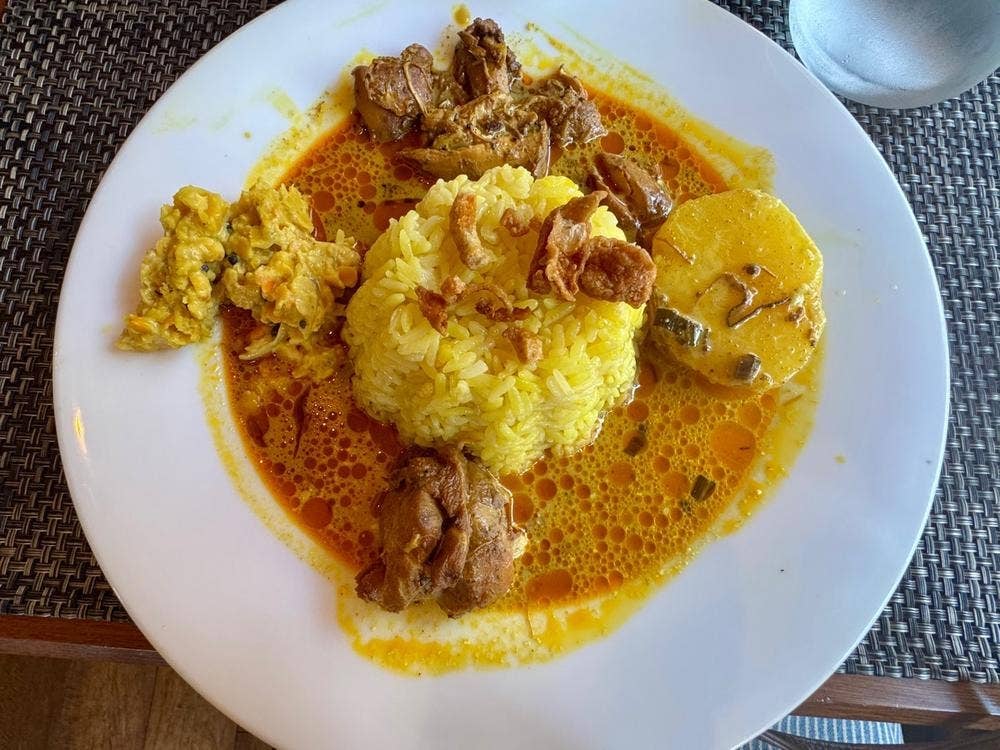 オスアシリ アーユルヴェーダ ダイニング サロン