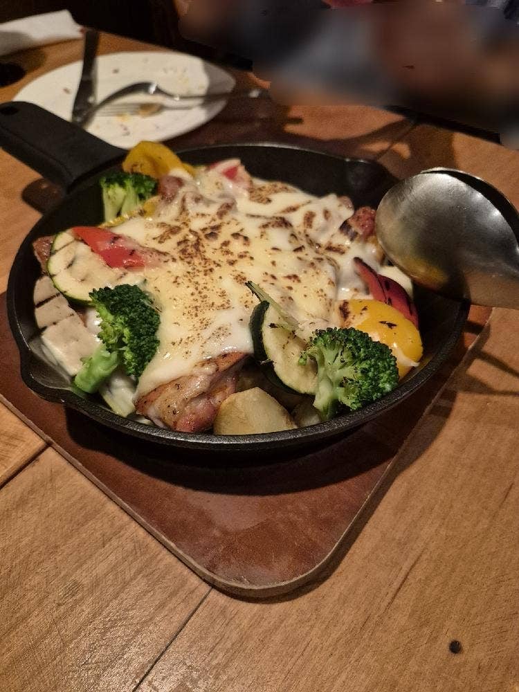 チーズとワインのお店 DEN HIBIYA