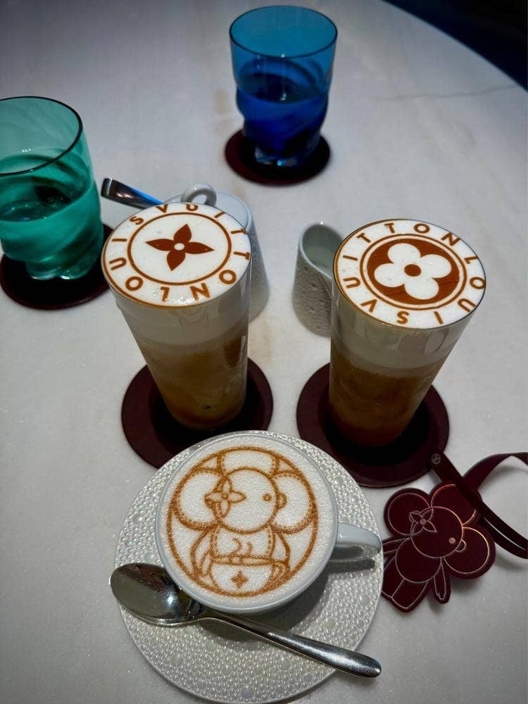 LE CAFE V ル・カフェ・ヴィー