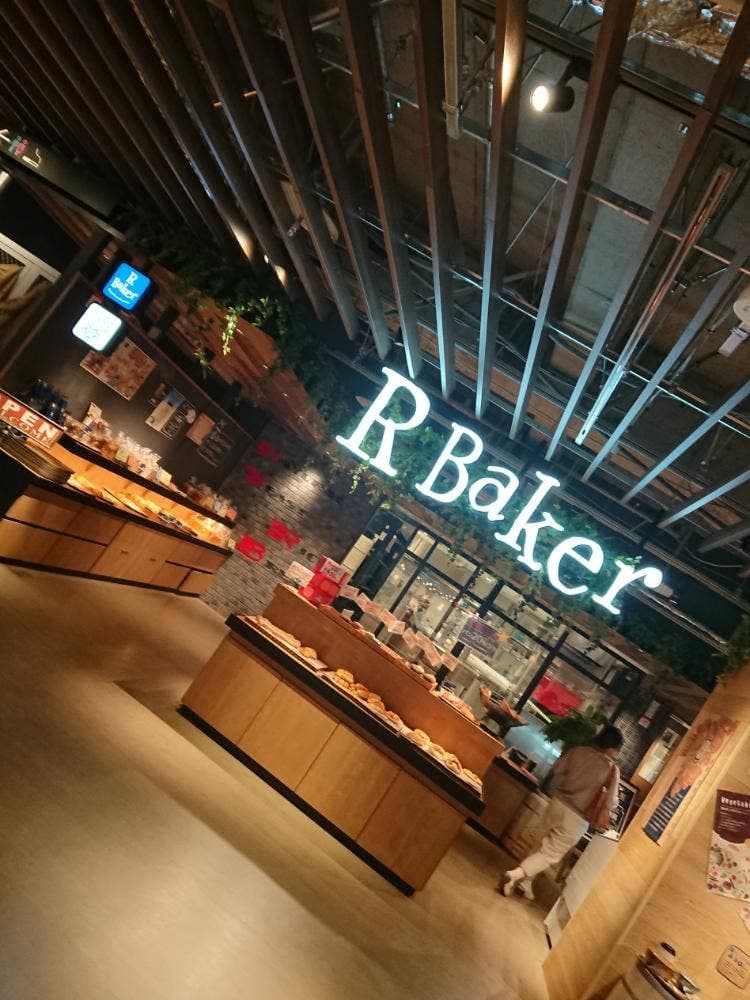 R Baker Inspired by court rosarian 岡山駅前店