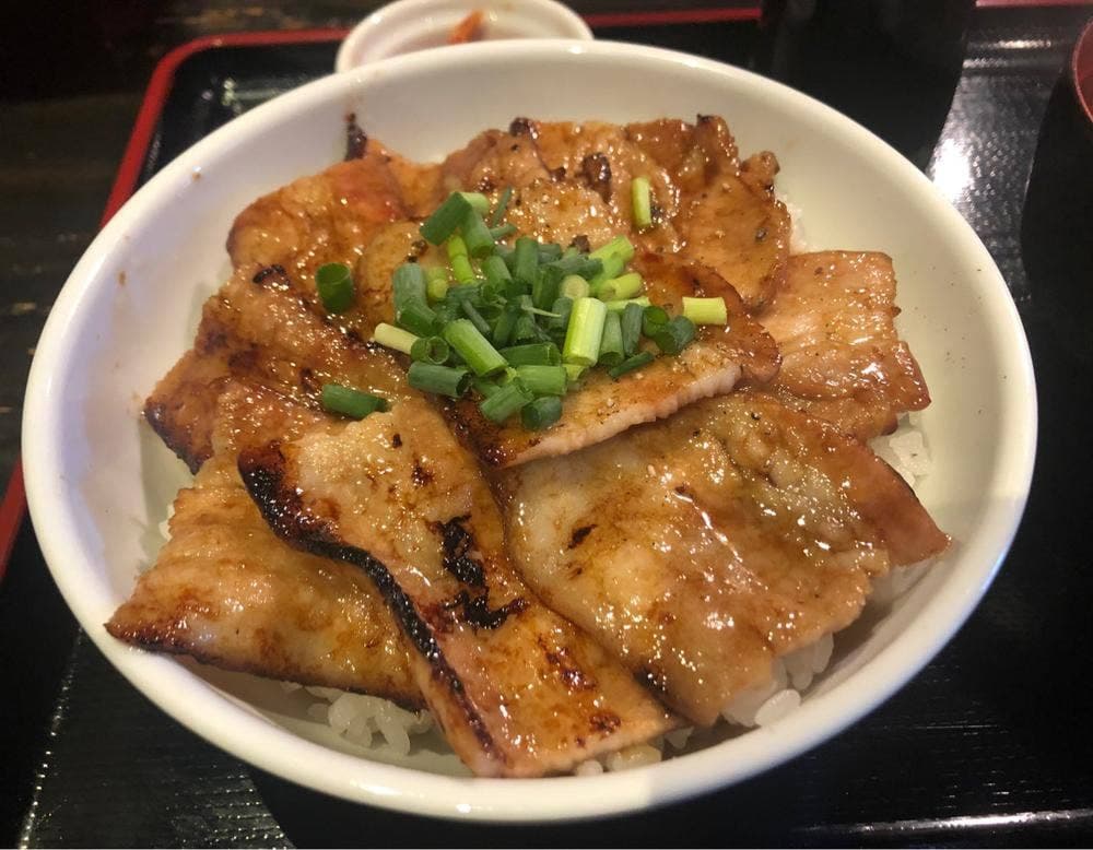 豚そばと炙り豚丼 ドラゴン