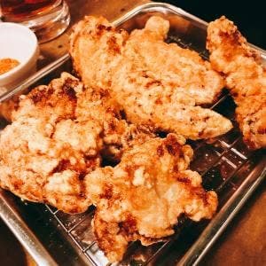 骨付鳥、からあげ、ハイボール がブリチキン。歌舞伎町店