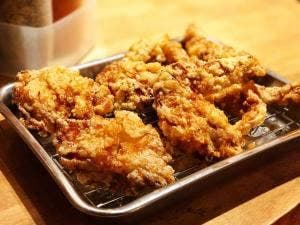 骨付鳥、からあげ、ハイボール がブリチキン。歌舞伎町店