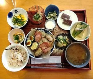 器と雑貨のセレクトショップ&カフェ SaLa di shima
