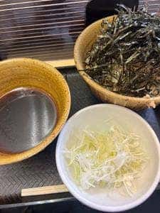なぜ蕎麦にラー油を入れるのか。秋葉原店