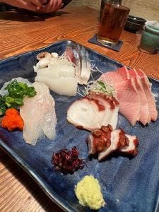 青