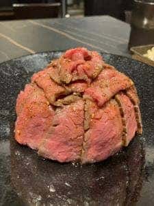 新宿牛タンローストビーフ 白か黒