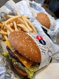 カールスジュニア 横須賀中央レストラン