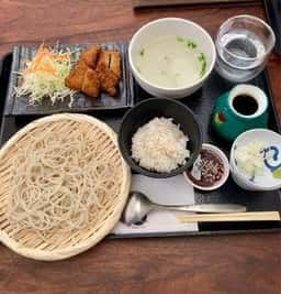 円