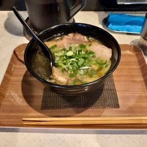 豚もおだてりゃメン喰らう